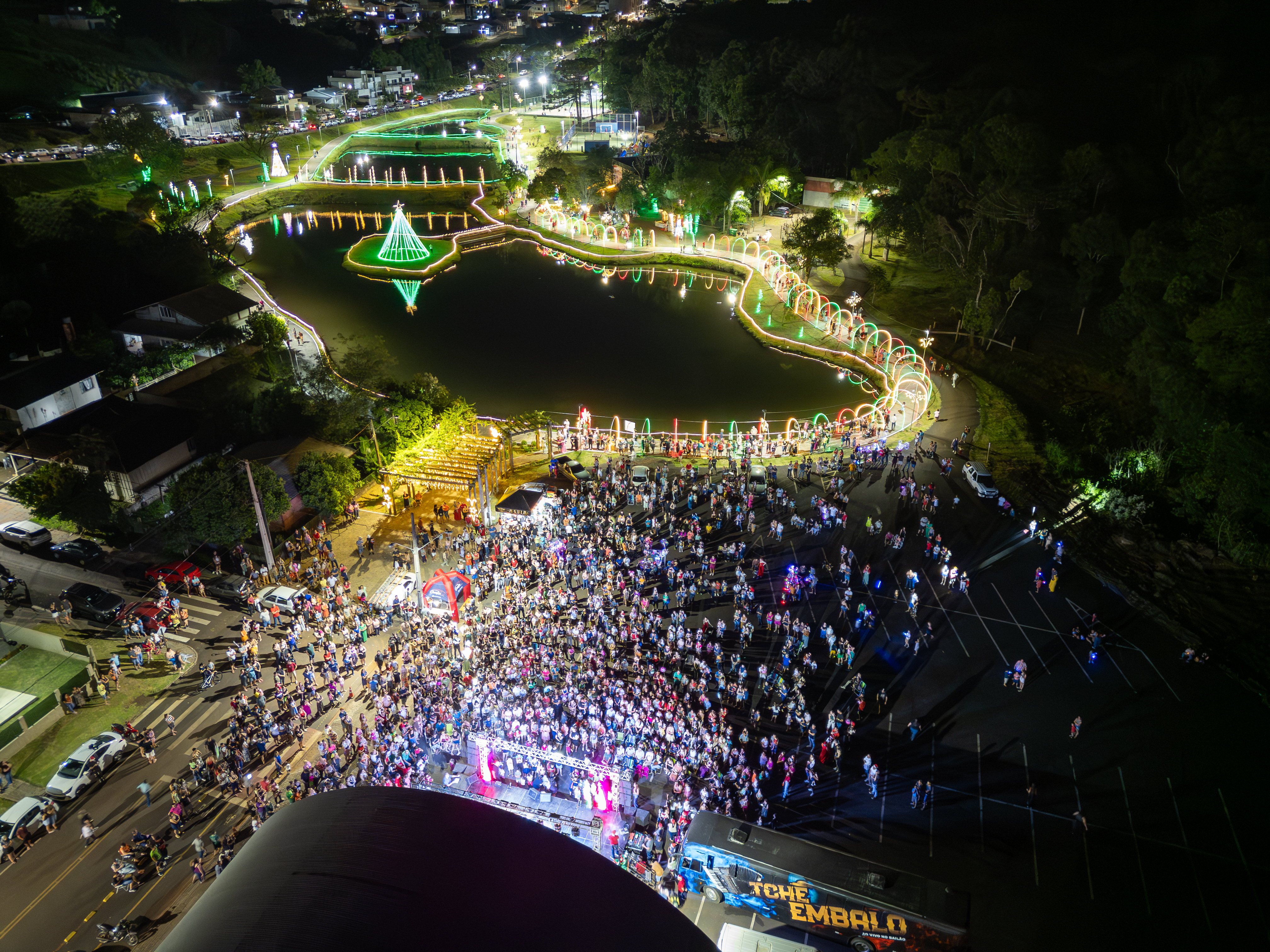 Imagem da Noticia: Abertura do Natal encanta o Parque do Lago e reúne famílias para uma noite de emoção e magia