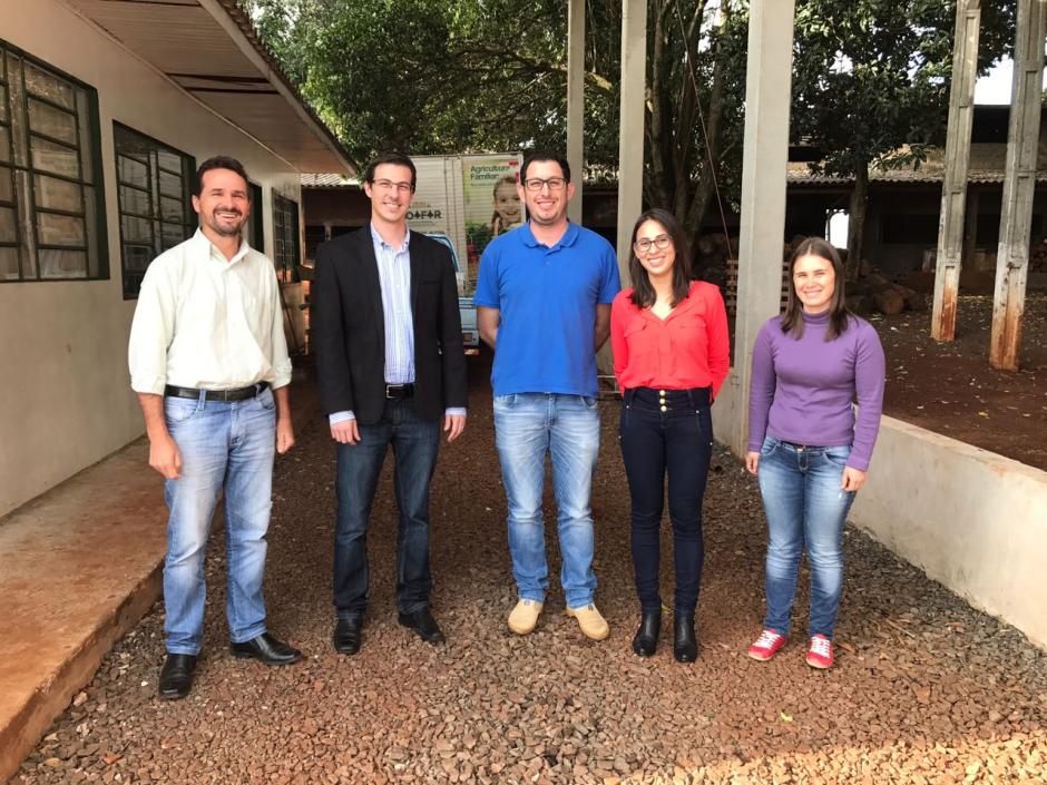 Em busca de envolver agricultura familiar na merenda escolar, Prefeito Álvaro visita cooperativa