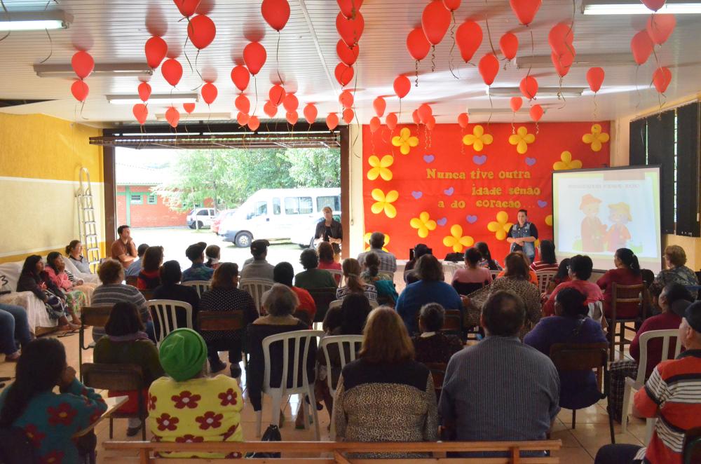 Serviço de Convivência pra idosos faz programação especial alusiva ao Dia dos Namorados