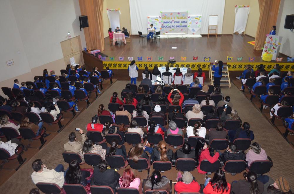 Escola de Excelência faz entrega de uniformes para alunos