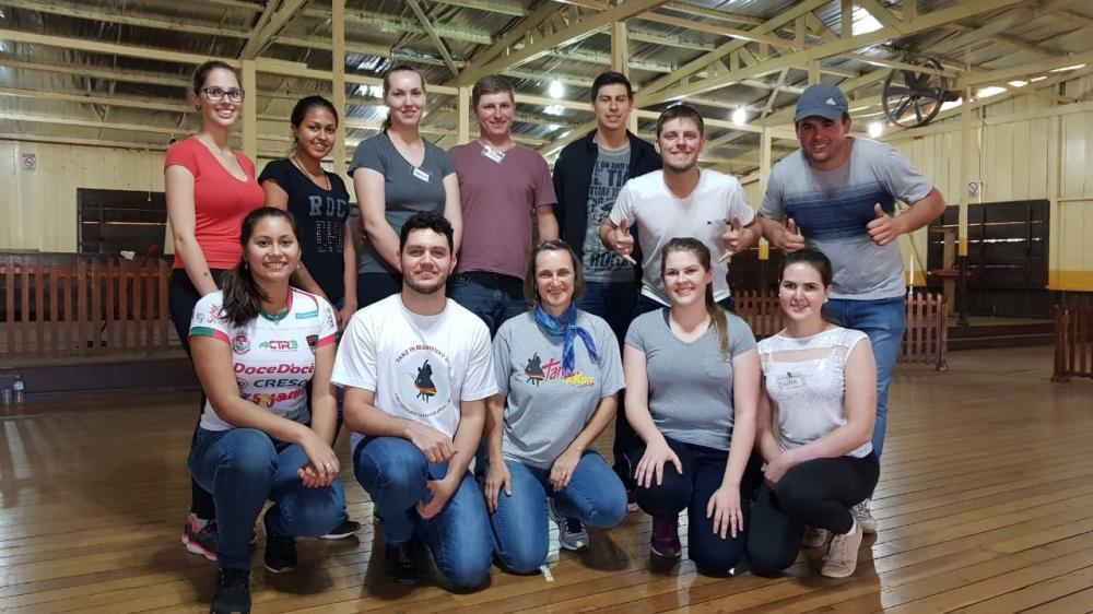 Departamento de Cultura traz curso de formação de dança germânica à Chopinzinho