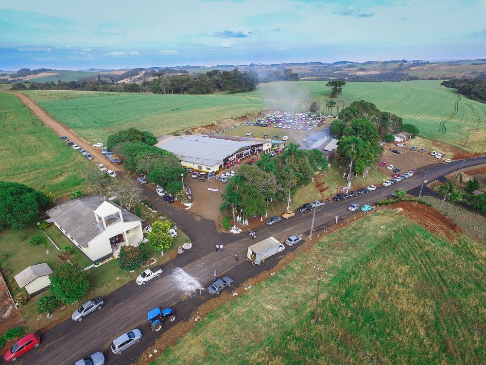 Administração Municipal faz entrega de asfalto para comunidade do Bugre Alto